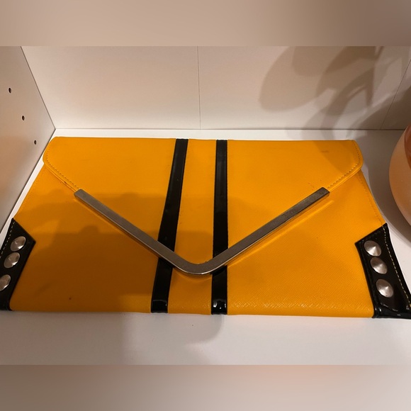 Across the shoulder or carry in your hand. - Picture 3 of 5